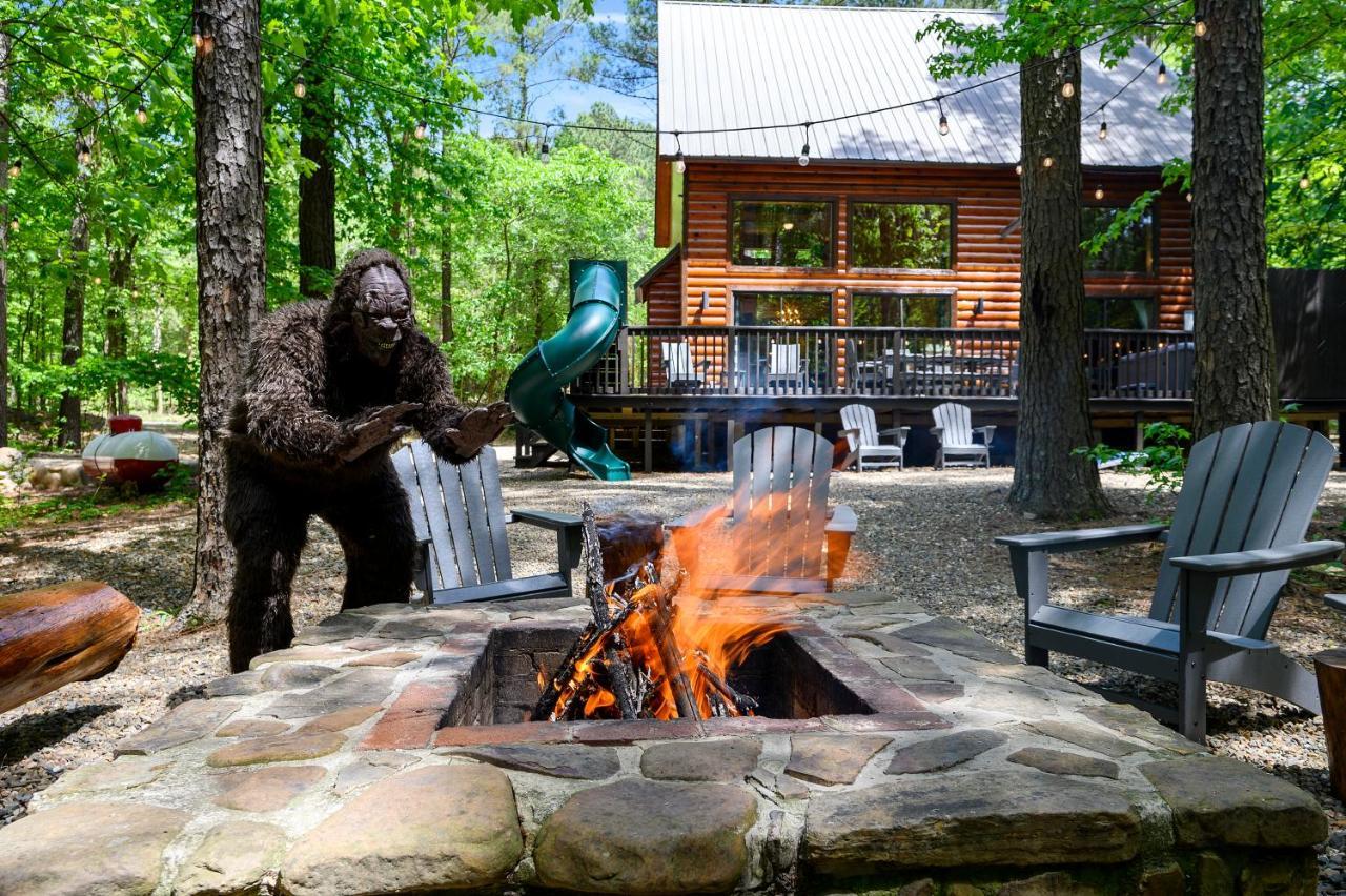 Hickory Bear - Cabin Surrounded By Pines, Sleeps 10, Hot Tub, Fire Pit, Arcade, Foosball Table & Deck Slide Broken Bow Esterno foto