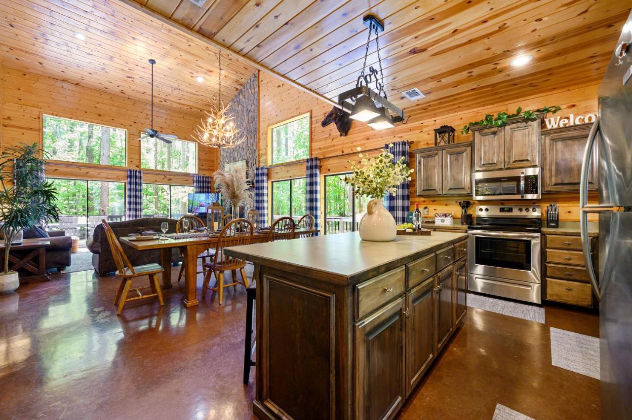 Hickory Bear - Cabin Surrounded By Pines, Sleeps 10, Hot Tub, Fire Pit, Arcade, Foosball Table & Deck Slide Broken Bow Esterno foto