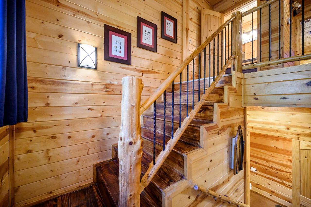 Hickory Bear - Cabin Surrounded By Pines, Sleeps 10, Hot Tub, Fire Pit, Arcade, Foosball Table & Deck Slide Broken Bow Esterno foto