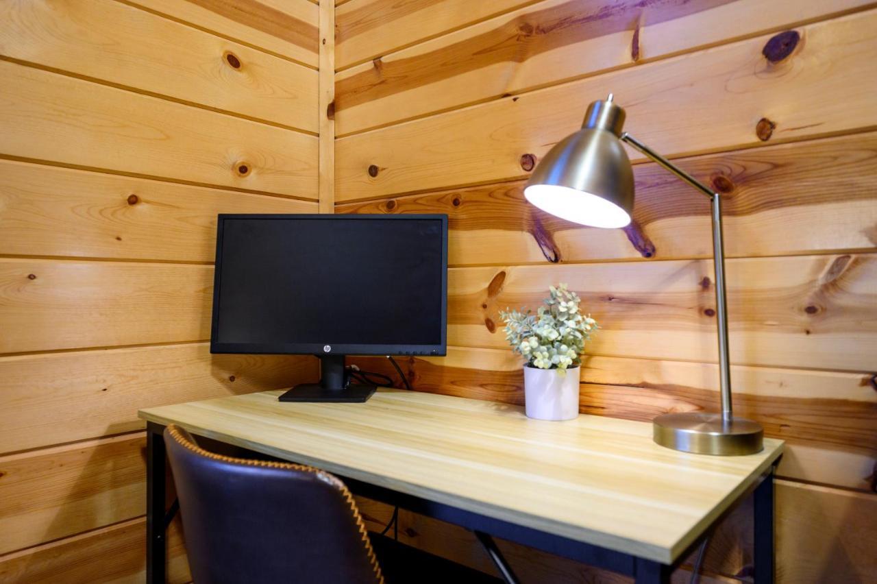 Hickory Bear - Cabin Surrounded By Pines, Sleeps 10, Hot Tub, Fire Pit, Arcade, Foosball Table & Deck Slide Broken Bow Esterno foto