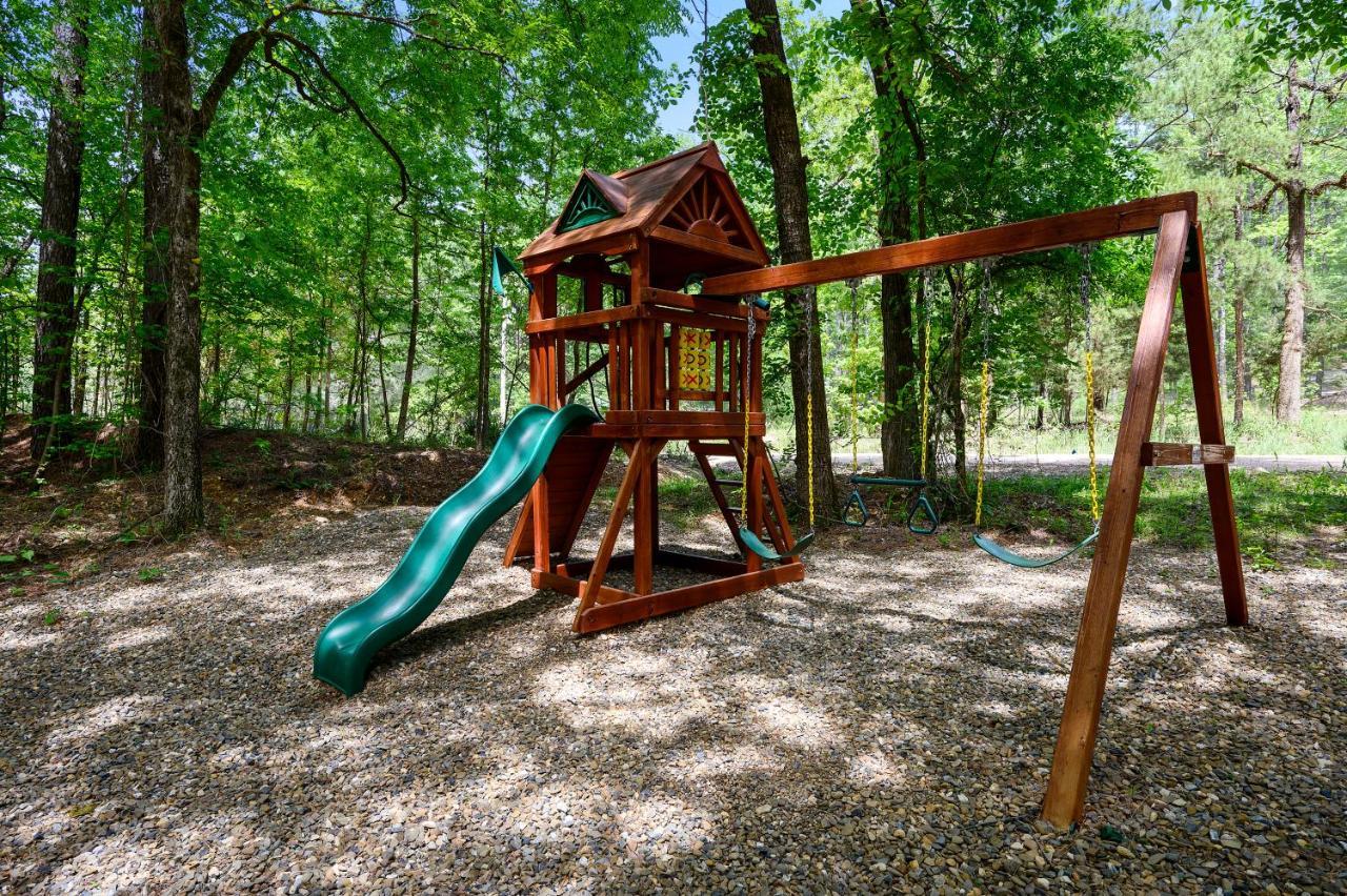 Hickory Bear - Cabin Surrounded By Pines, Sleeps 10, Hot Tub, Fire Pit, Arcade, Foosball Table & Deck Slide Broken Bow Esterno foto