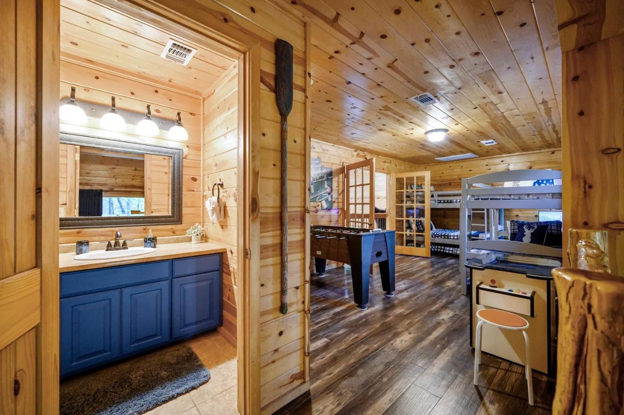 Hickory Bear - Cabin Surrounded By Pines, Sleeps 10, Hot Tub, Fire Pit, Arcade, Foosball Table & Deck Slide Broken Bow Esterno foto