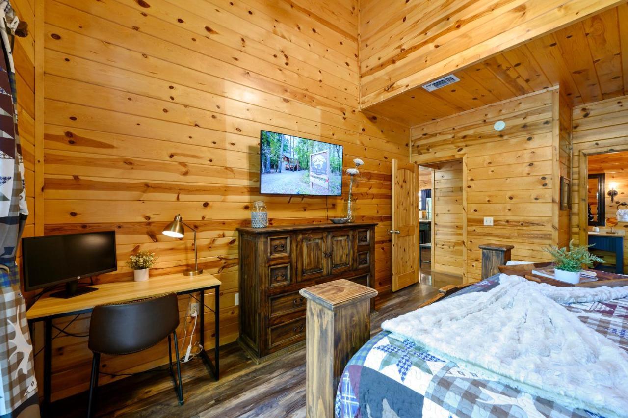Hickory Bear - Cabin Surrounded By Pines, Sleeps 10, Hot Tub, Fire Pit, Arcade, Foosball Table & Deck Slide Broken Bow Esterno foto