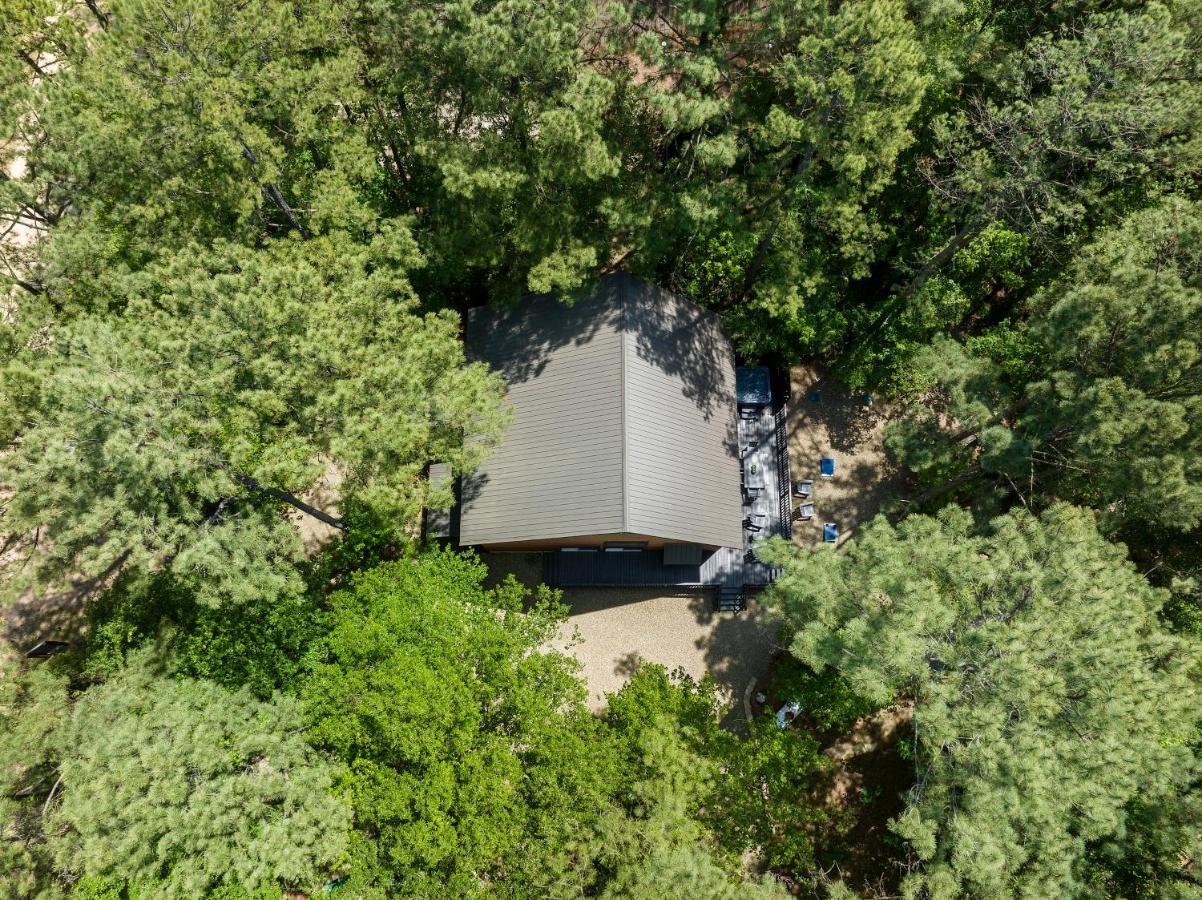 Hickory Bear - Cabin Surrounded By Pines, Sleeps 10, Hot Tub, Fire Pit, Arcade, Foosball Table & Deck Slide Broken Bow Esterno foto